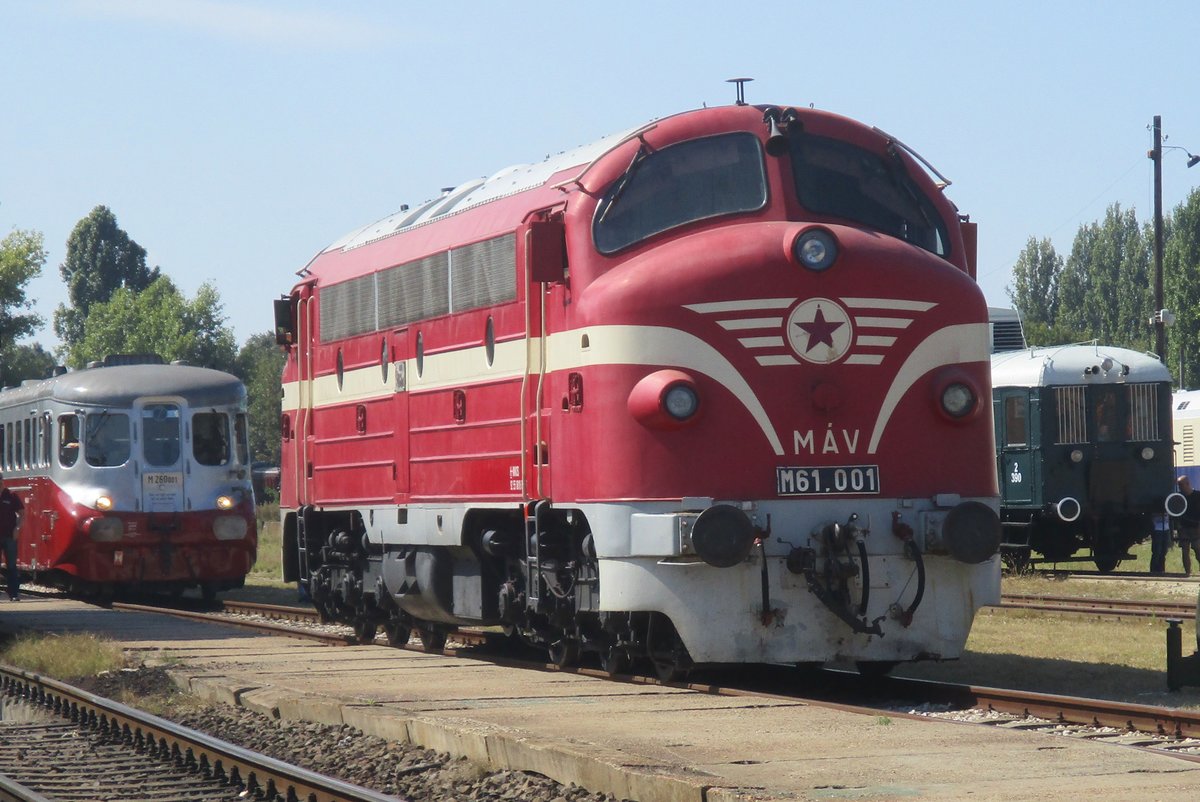 M61-001 während der Lokparade am 9.September 2018 ins Eisenbahnmuseumpark in Budapest. Sie war die 1. von eine zwanzig Stück grosse/kleine Baureihe und wurde 1955 geleifert. Die MAV hätten gern mehr Nohabs gekauft, aber nach die Ungarischen Aufstand in 1956 verboten die UdSSR die Warschau-Pakt Staten die Bau und/oder Kauf aus dem Ausland von Dieselloks starker als 2.000 PS. Die Warschau-Pakt Staaten müssten sich zufrieden stellen mit die M62 Taigatrommel aus Lugansk.