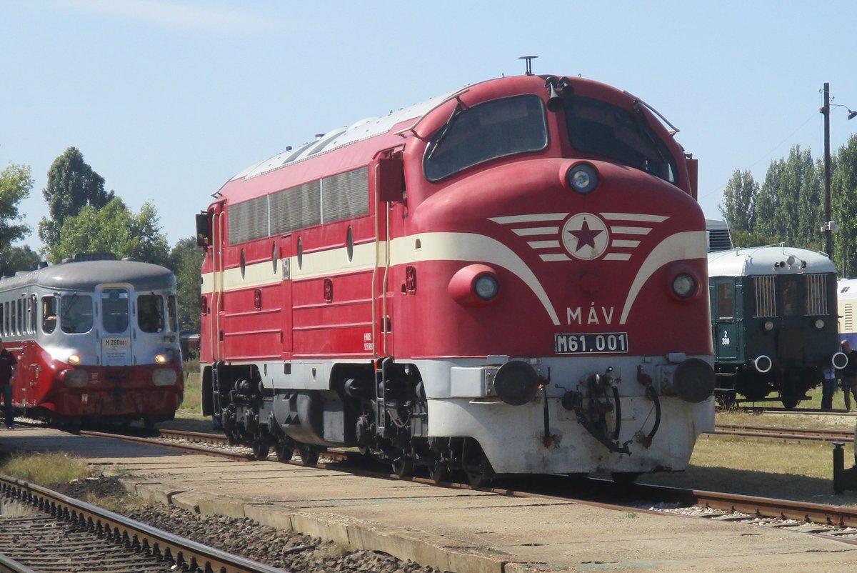 M61-001 während der Lokparade am 9.September 2018 ins Eisenbahnmuseumpark in Budapest. Sie war die 1. von eine zwanzig Stück grosse/kleine Baureihe und wurde 1955 geleifert. Die MAV hätten gern mehr Nohabs gekauft, aber nach die Ungarischen Aufstand in 1956 verboten die UdSSR die Warschau-Pakt Staten die Bau und/oder Kauf aus dem Ausland von Dieselloks starker als 2.000 PS. Die Warschau-Pakt Staaten müssten sich zufrieden stellen mit die M62 Taigatrommel aus Lugansk.