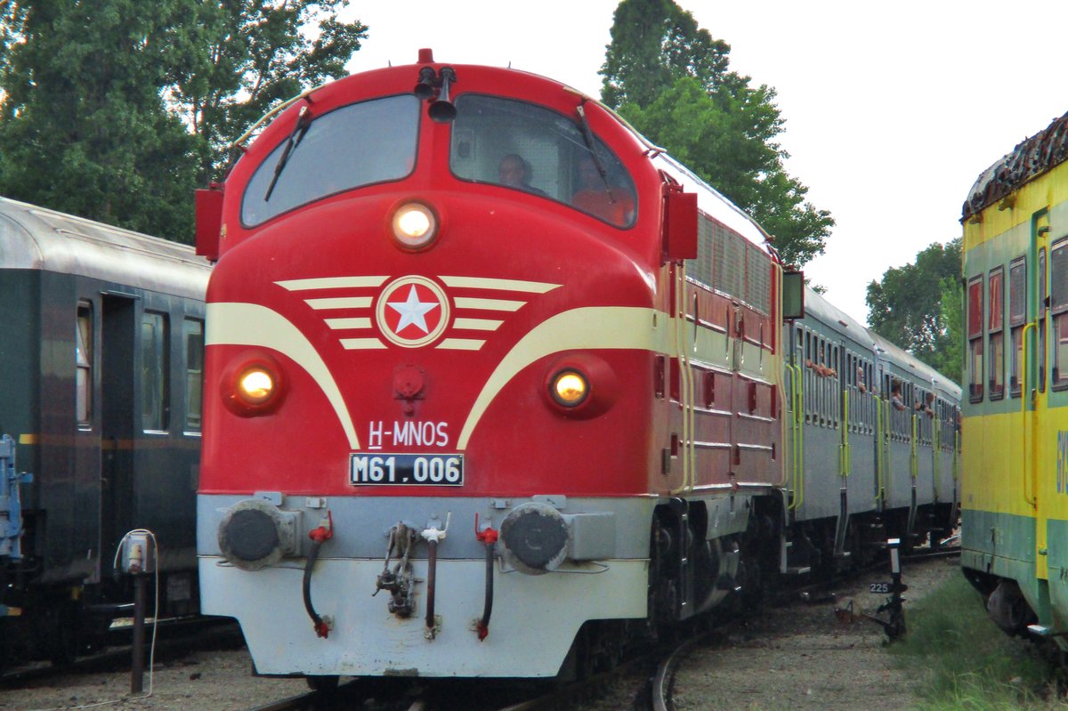 M61-006 steht am 12 Mai 2018 mit ein Sonderzug beim Ausfahrtbereich von das Budapester Eisenbahnmuseumspark.