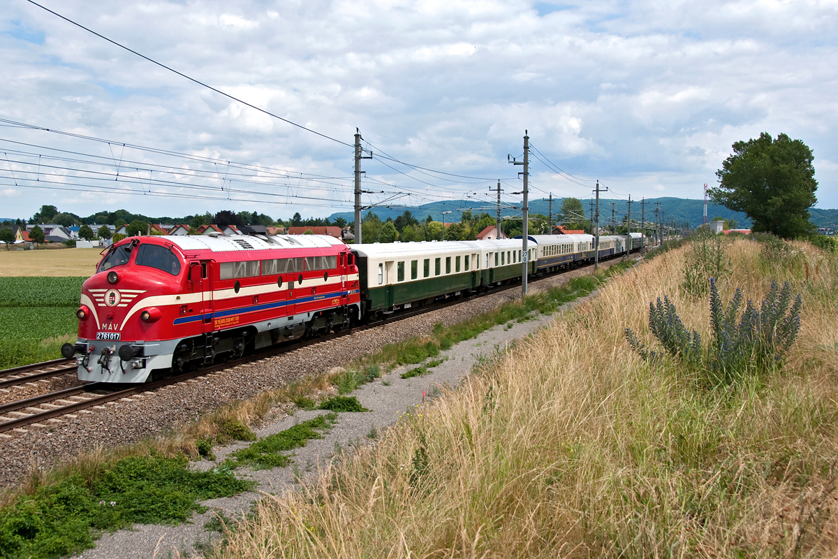 M61 017 fährt mit dem Sonderzug SE14998 (Budapest-Nyugati pu.- Hegyeshalom - Spitz a.d. Donau) zur Sonnwendfeier in die Wachau. Die Aufnahme entstand am 21.06.2014 bei Langenlebarn. 