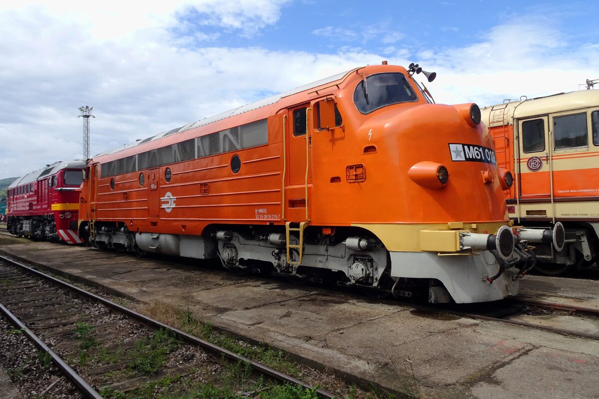 M61-019 M61-019 steht während RENDEZ-2022 ins Bw Bratislava-Vychod am 25 Juni 2022. Sie ist die einzige von sechs bewarter Lokis dieser Typ den nicht ins Originallackierung (rot-weiss) gehalten ist, doch das spätere MAV-Farbenschema trägt.