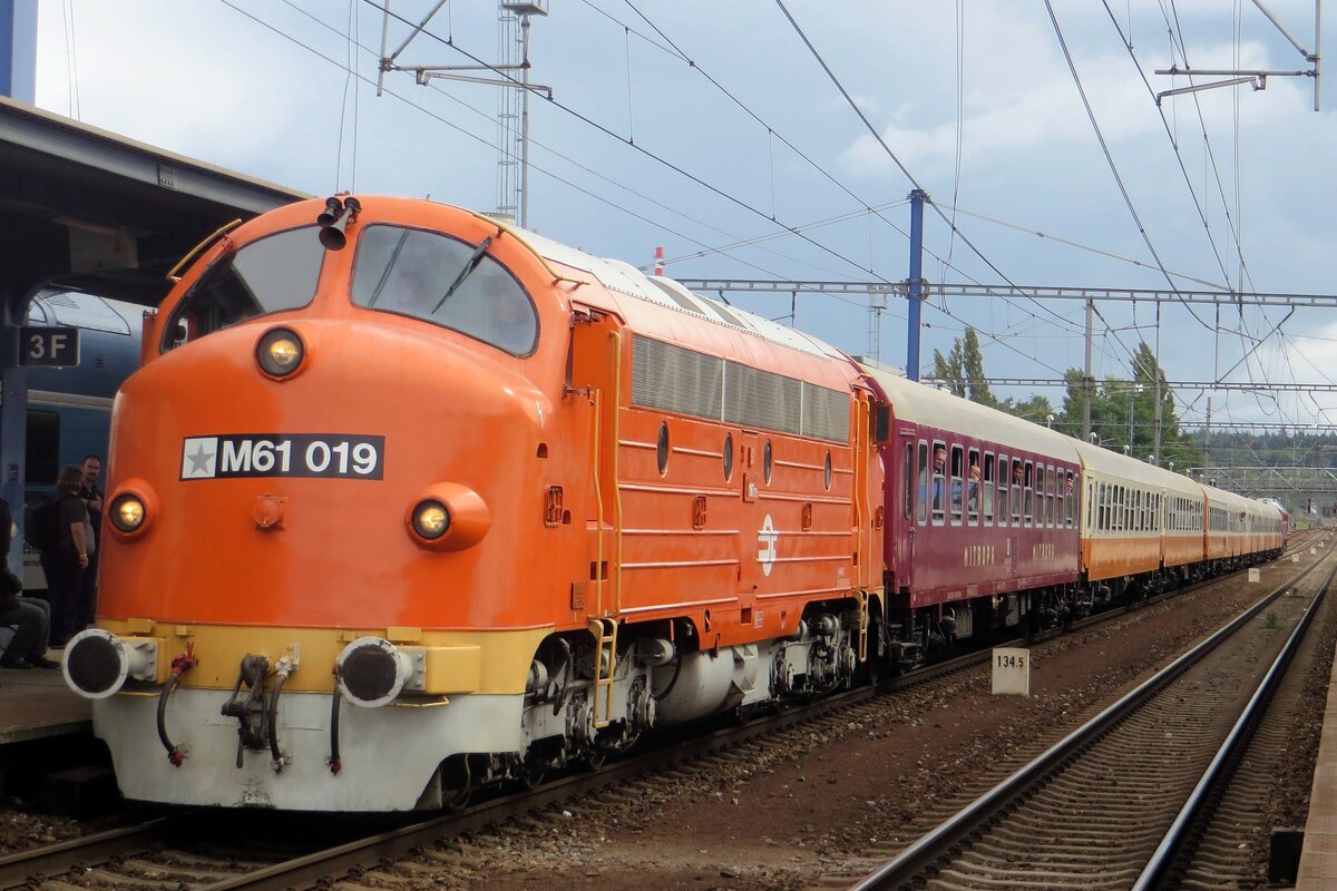 M61-019 steht mit ein Quasi-Städte-Express am 10 September 2022 in Benesov u Prahy während das STEAM-53 Spektakel.