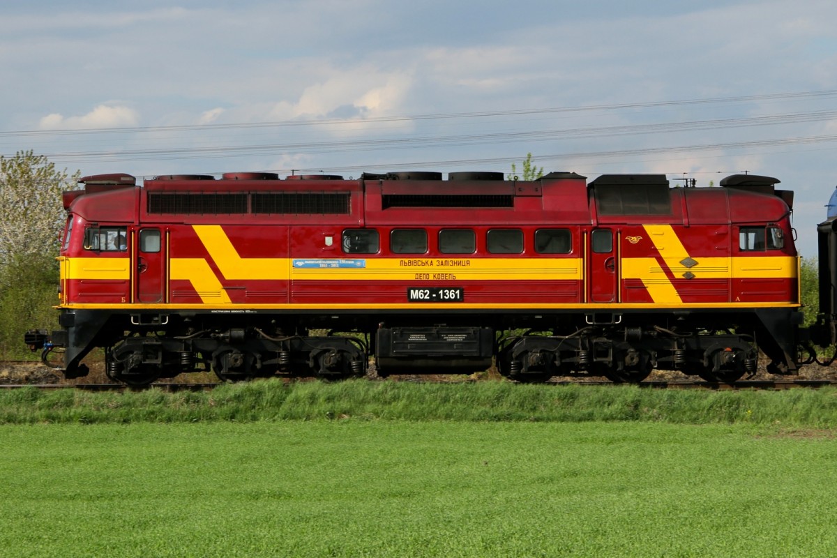 M62-1361 in einer schönen rot-gelben Bemalung auf dem Weg von irgendwo, kurz vor der Ankunft in Kolomea. Bild am 1 Mai 2015 