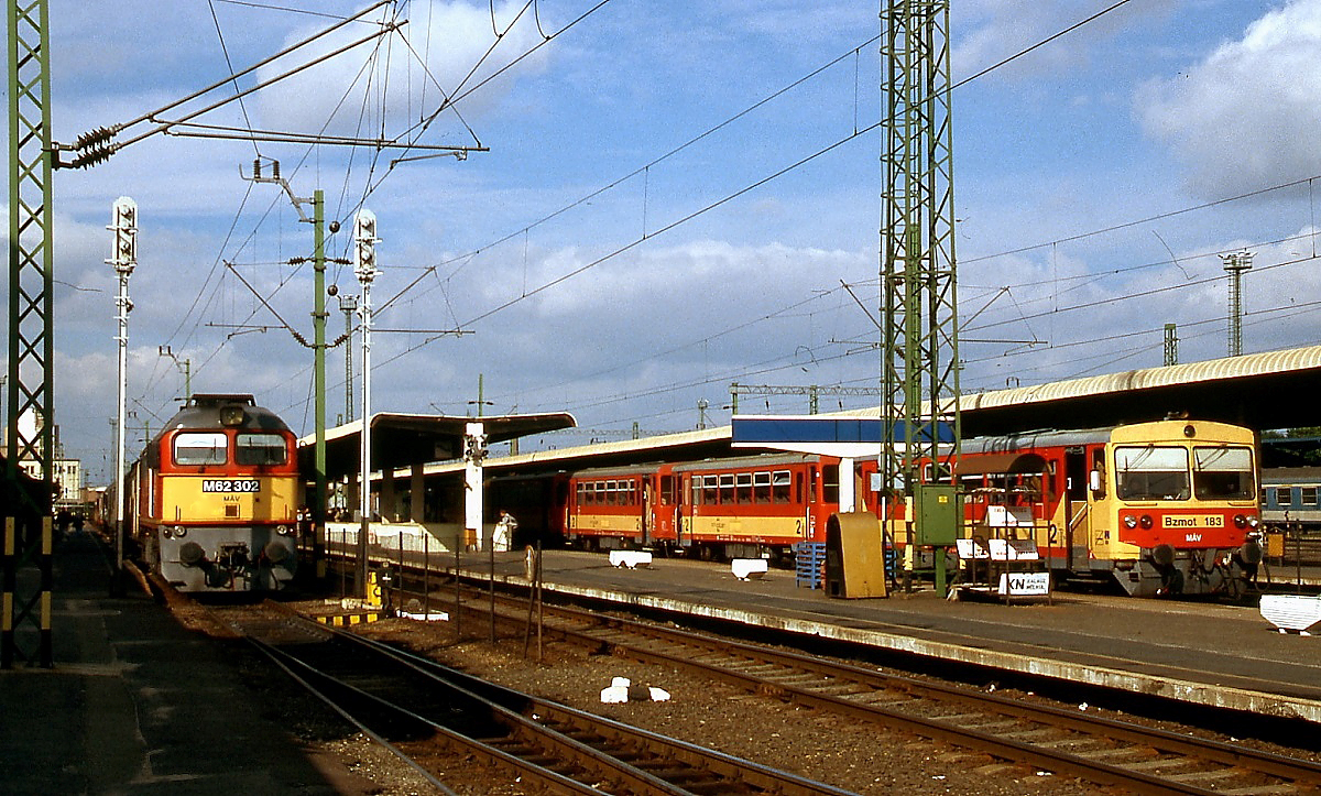 M62 302 und Bzmot 183 treffen sich im Oktober 2004 im Bahnhof Szombathely