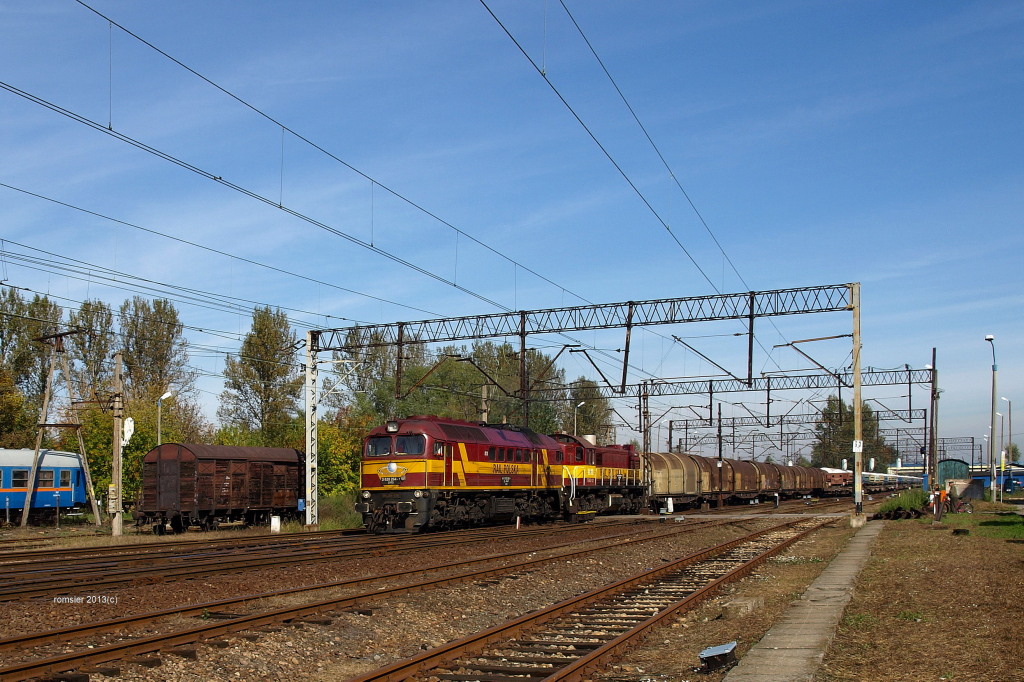 M62M-013+TEM 2-121 der RAIL POLSKA mit dem gemischten Guterzug in Oświęcim(Auschwitz)am 05.10.2013.