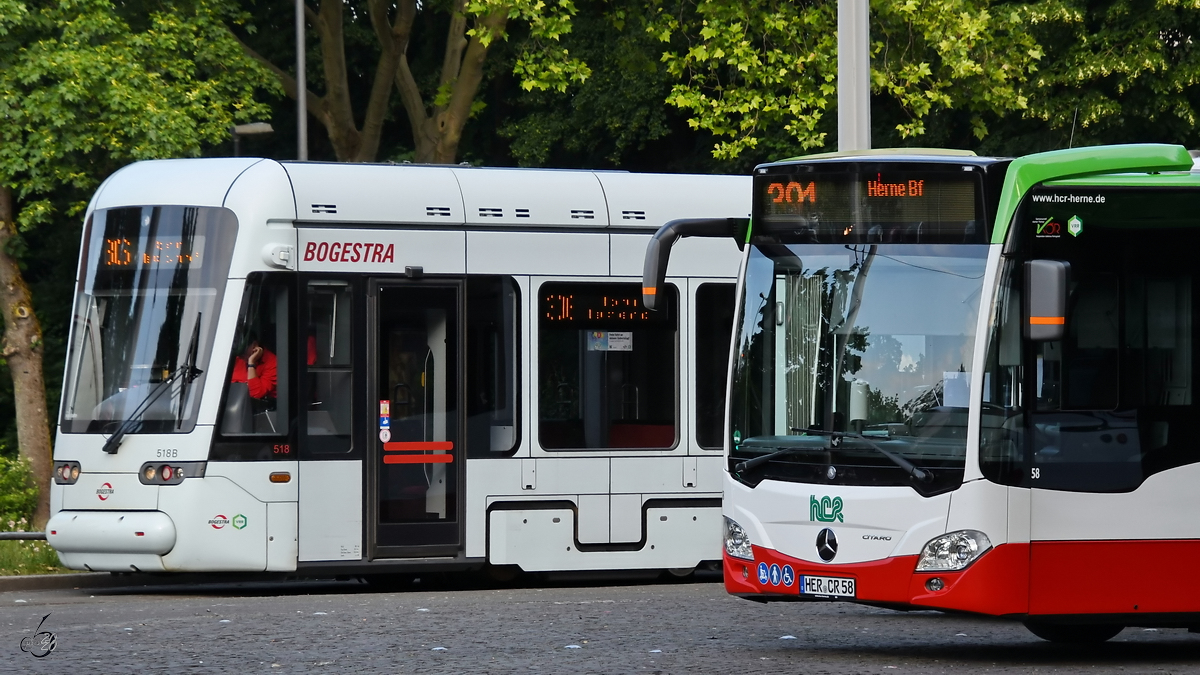 Mach mal Pause - Fahrzeuge der Bogestra warten Anfang Juni 2020 in Wanne-Eickel auf den nächsten Einsatz.