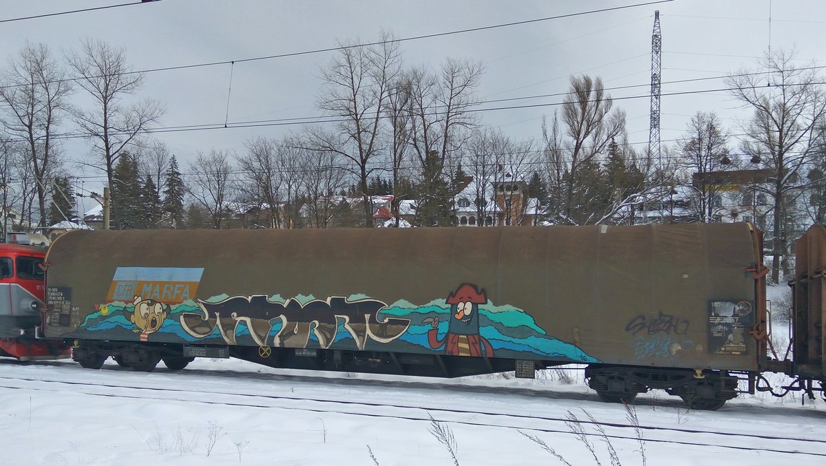 Macher Grafitti ist eigenlich ganz gelungen. Wie dieser Güterwagen im Bahnhof Predeal der am 30.11.2017 wartete.