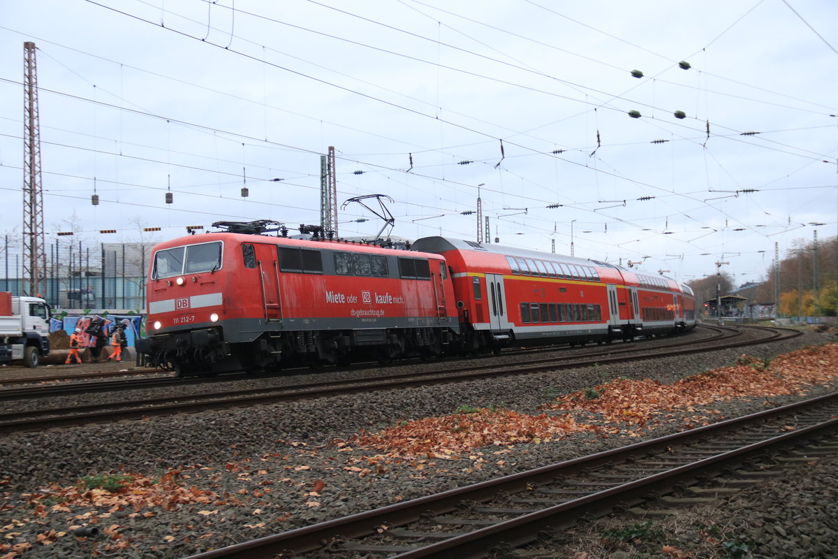 Mach's gut RE4... Am 12.122020 endet der Einsatz der Schnellzuglok 111 auf dem Wupperexpress zwischen Aachen und Dortmund. 111 125 beförderte am 18.11.2020 ihren RE4 durch den Bahnhof Düsseldorf-Bilk mit seinen bekannten Formsignalen.
