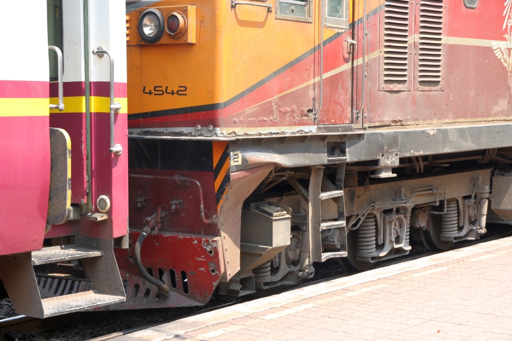 macht nichts - fährt trotzdem !  -  GEA 4542 (Co'Co', de, General Electric, Bj.1995) am 29.März 2023 in der Ban Takhli Station.