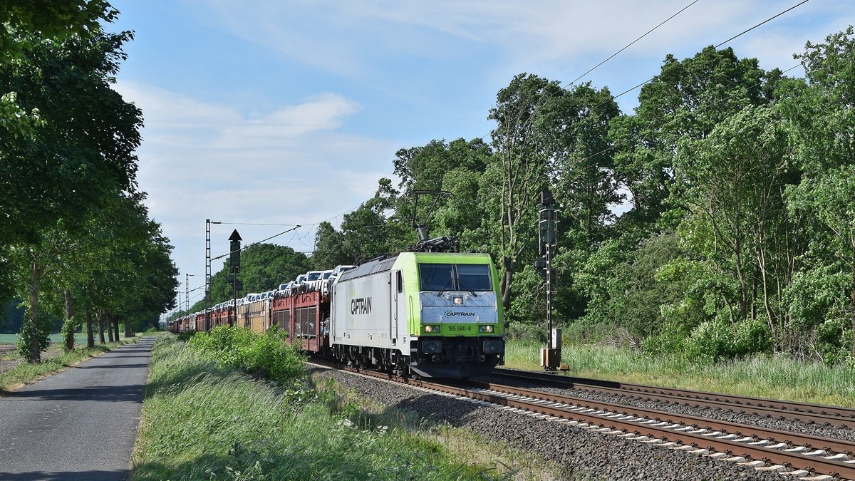 Macquarie European Rail 185 580, vermietet an ITL, mit Autotransportzug in Richtung Bremen (Drverden, 24.05.18).