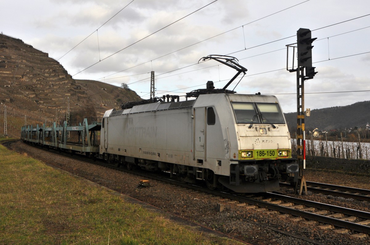 Macquarie European Rail 186 150, vermietet an Crossrail Benelux, mit leeren Cobelfret-Autotransportern in Richtung Trier (Winningen/Mosel, 06.02.14).