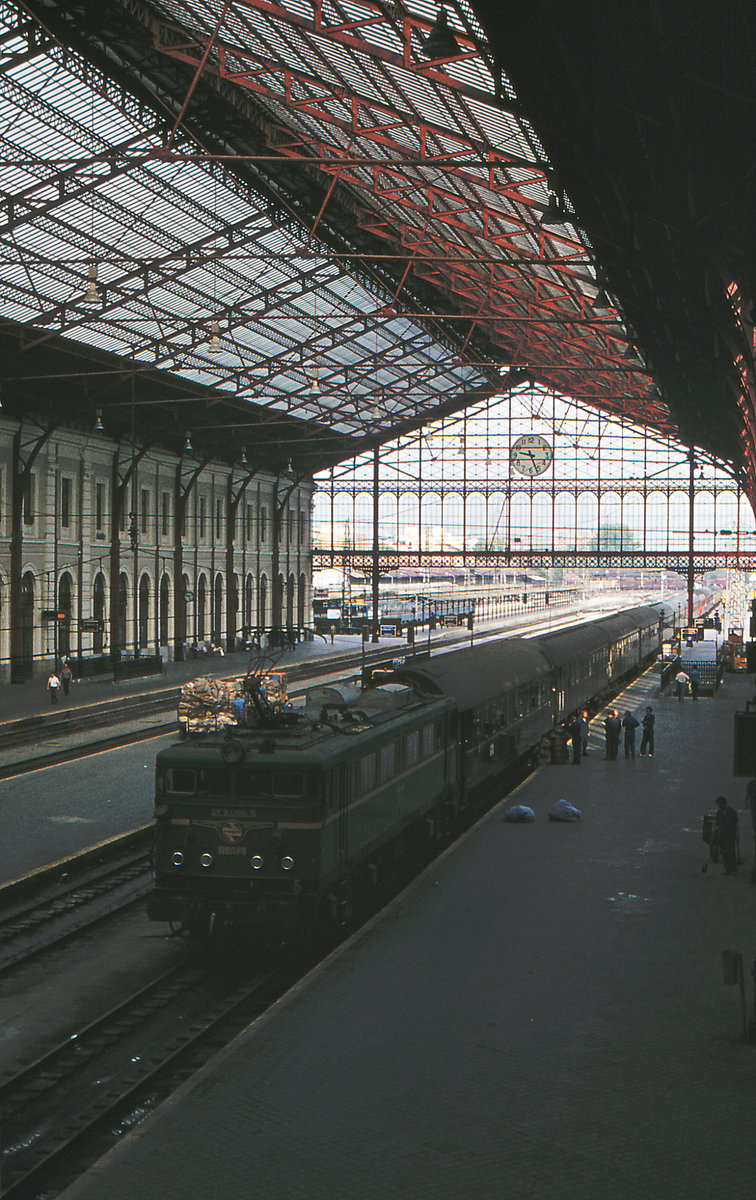 Madrid Principe Pio - die Reisenden des  Rias Bajas Expeso  aus Vigo haben schon längst den Weg in die Stadt gefunden, der Bahnsteig gehört jetzt dem Personal der Renfe. Die 269 086 wird in Kürze den Zug aus dem Bahnhof drücken, sich an das andere Ende setzen, den Zug wieder in den Bahnhof schieben und so verbleiben bis zur Abfahrt 12 Stunden später.
Oktober 1983.
Canon AE1, Canoscan, GIMP
