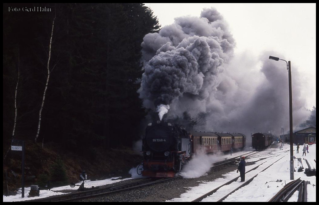 Mächtig Dampf macht 997246 am 18.02.1993 bei der Abfahrt zum Brocken im Bahnhof Schierke.
