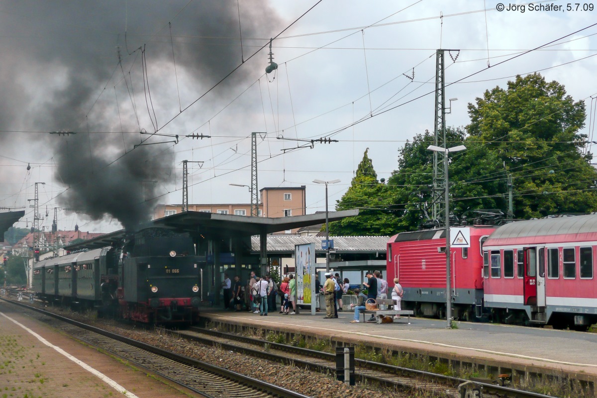 Mächtig Dampf machte 01 066 in Ansbach, als sie am 5.7.09 mit ihrem Sonderzug zum 150-jährigen Jubiläum der Strecke nach Gunzenhausen dorthin abfuhr.