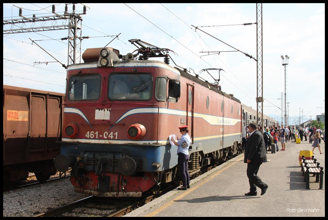 Mächtig ist der Fahrgastansturm auf den Schnellzug nach Belgrad hier am 16.5.2017 im Hauptbahnhof von Podgorica. Ob alle einen Platz finden! Zuglok 461-041 hat nur drei Schnellzugwagen am Haken!
Die Fahrdienstleiterin füllt gerade die letzten Schriftstücke für die Abfahrt aus.