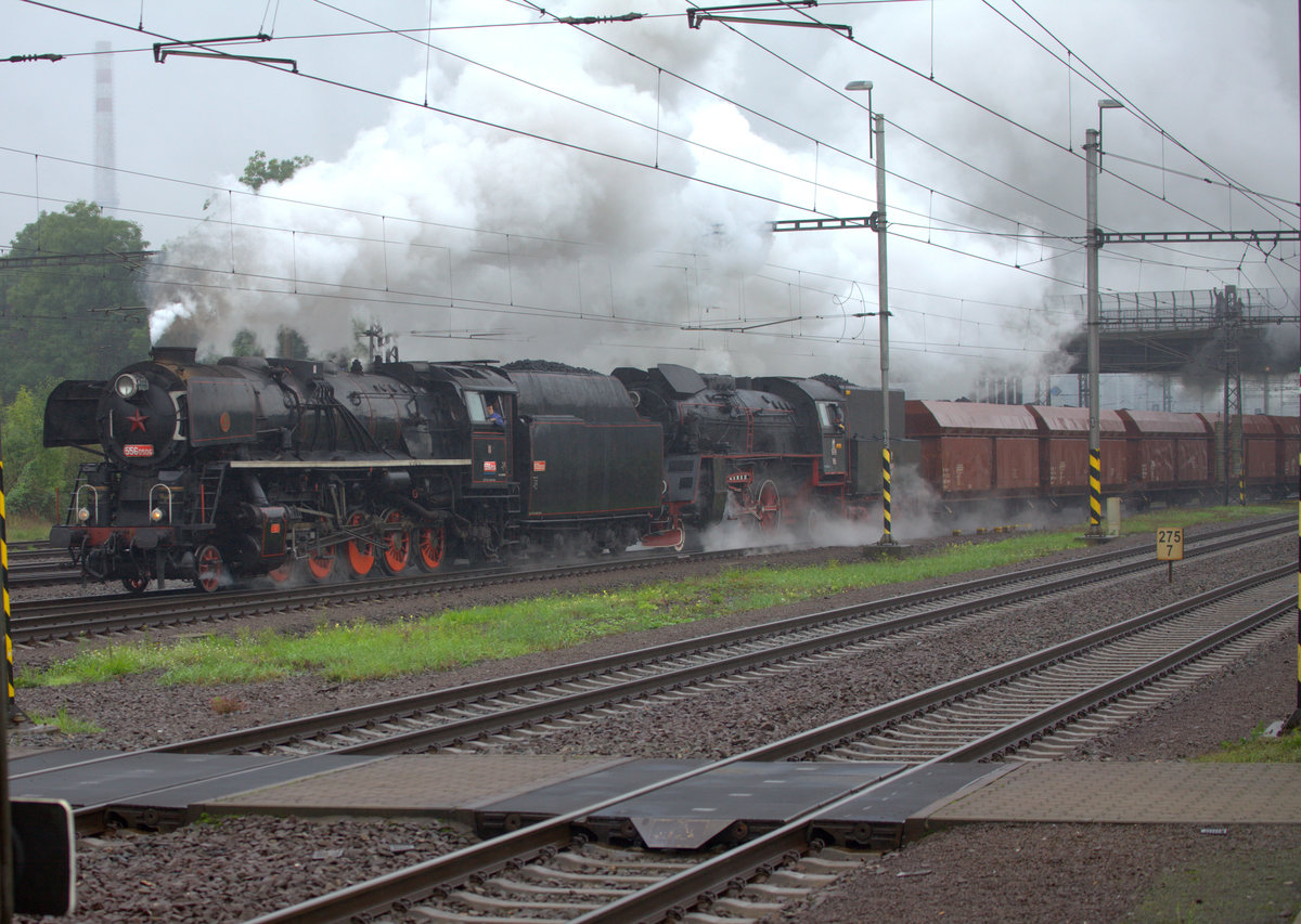 Mächtig ins Zeug legt sich hier eine Lok der Baureihe 555 der CD und eine Lok der Baureihe O149 der PKP mit einen Steinkohlenganzzug, aus Richtung Ostrava in Bohumin einlaufend,es muss ja niemand wissen das am Zugschluß  Sergej  nachläuft oder gar nachschiebt. 23.09.2017 15:30 Uhr.