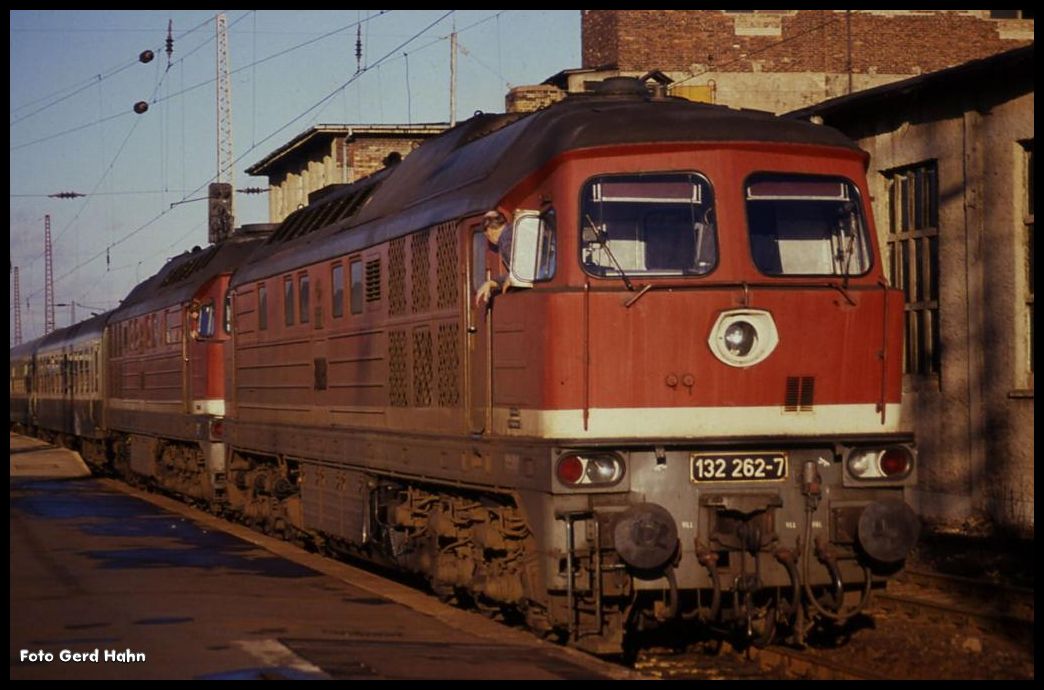 Mächtig Power hatte der D 444 nach Köln am 30.12.1990 im HBF Magdeburg.
132262 und 132395 waren um 14.15 Uhr die Zugloks dieses Fernzuges.