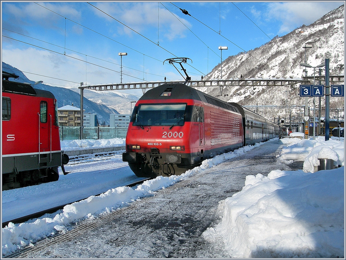 Mächtig viel Schnee in Brig am Morgen des 22. März und die Bahnsteige gefährlich gefroren. Re 460 im IC bei der Einfahrt in Brig.
22.03.2008  