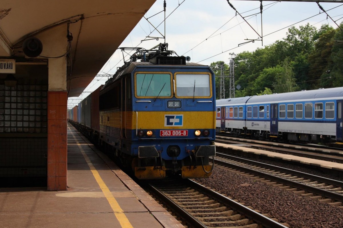 Mächtig Wind machte die 363006 mit ihrem Containerzug am 23.8.2013 bei Durchfahrt am Bahnsteig in Prelouc. Der Zug war in Richtung Kolin unterwegs.