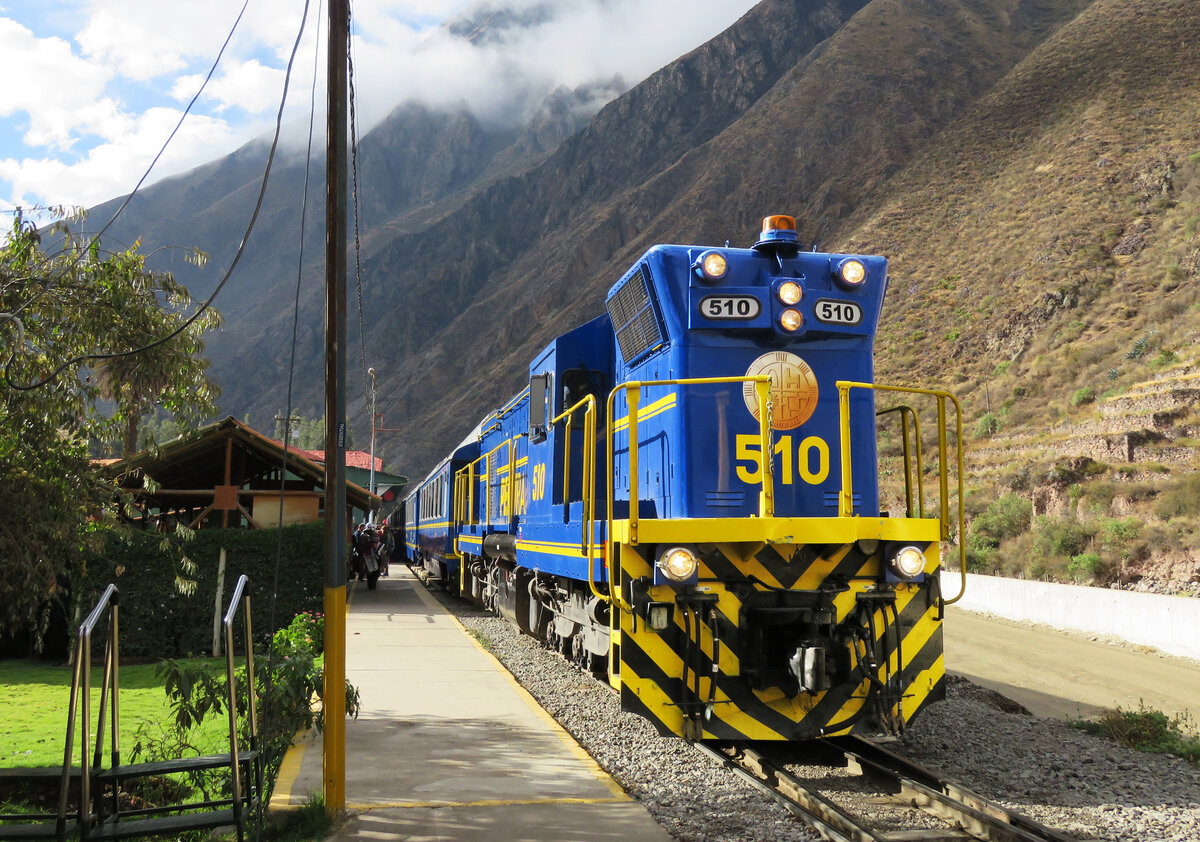 M�chtige Diesellok auf schmaler Spur (914 mm) in imposanter Landschaft: Zwischenhalt des Touristenzuges von (Cuso -) Poroy - Ollantaytambo - Aguas Calientes (- Machu Picchu). Ollantaytambo, 15.7.2015
