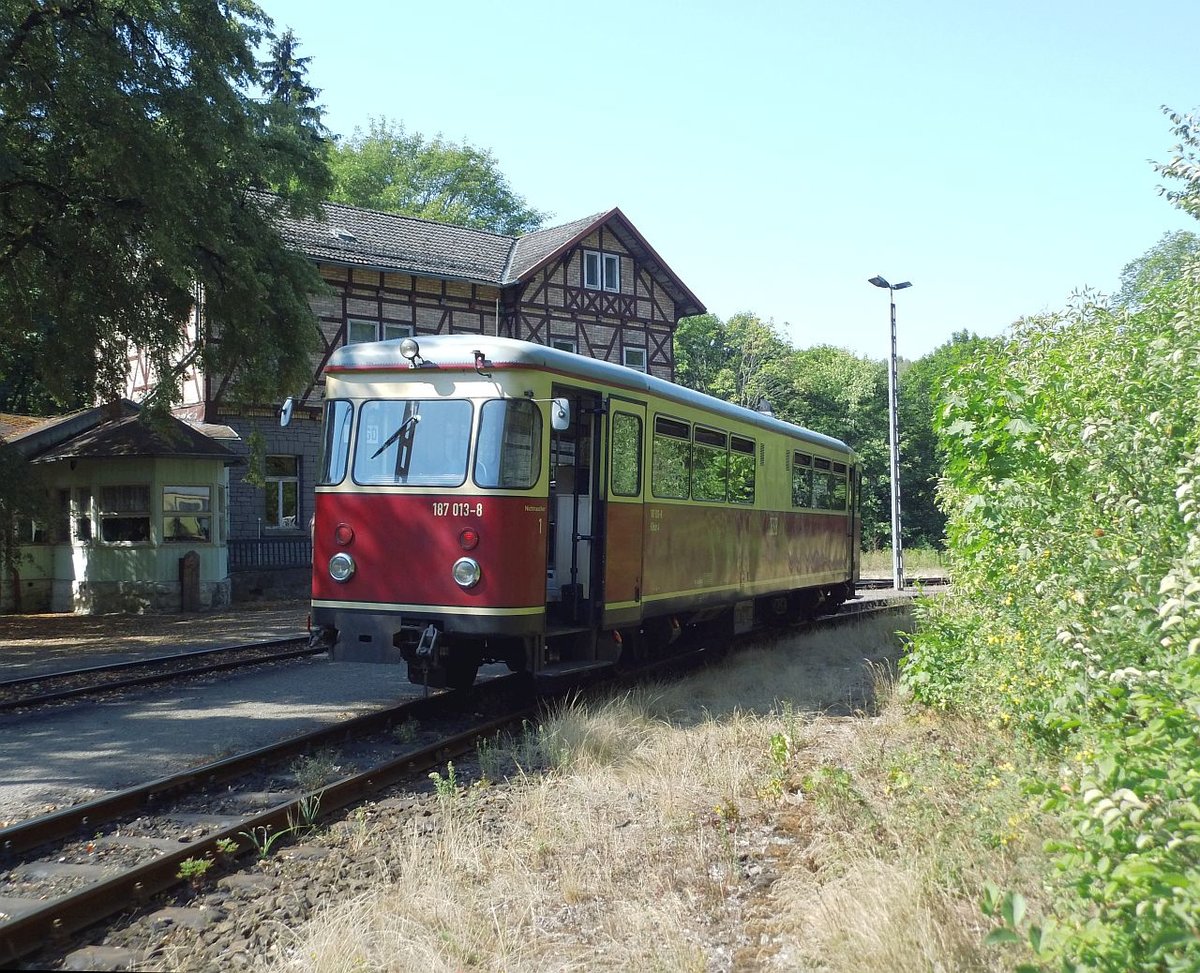 Mägdesprung war die nächste Stelle zum Bilder machen, was von den Gästen auch reichlich genutzt wurde, war der Tag noch frisch. 
187 013 am 28.07.18