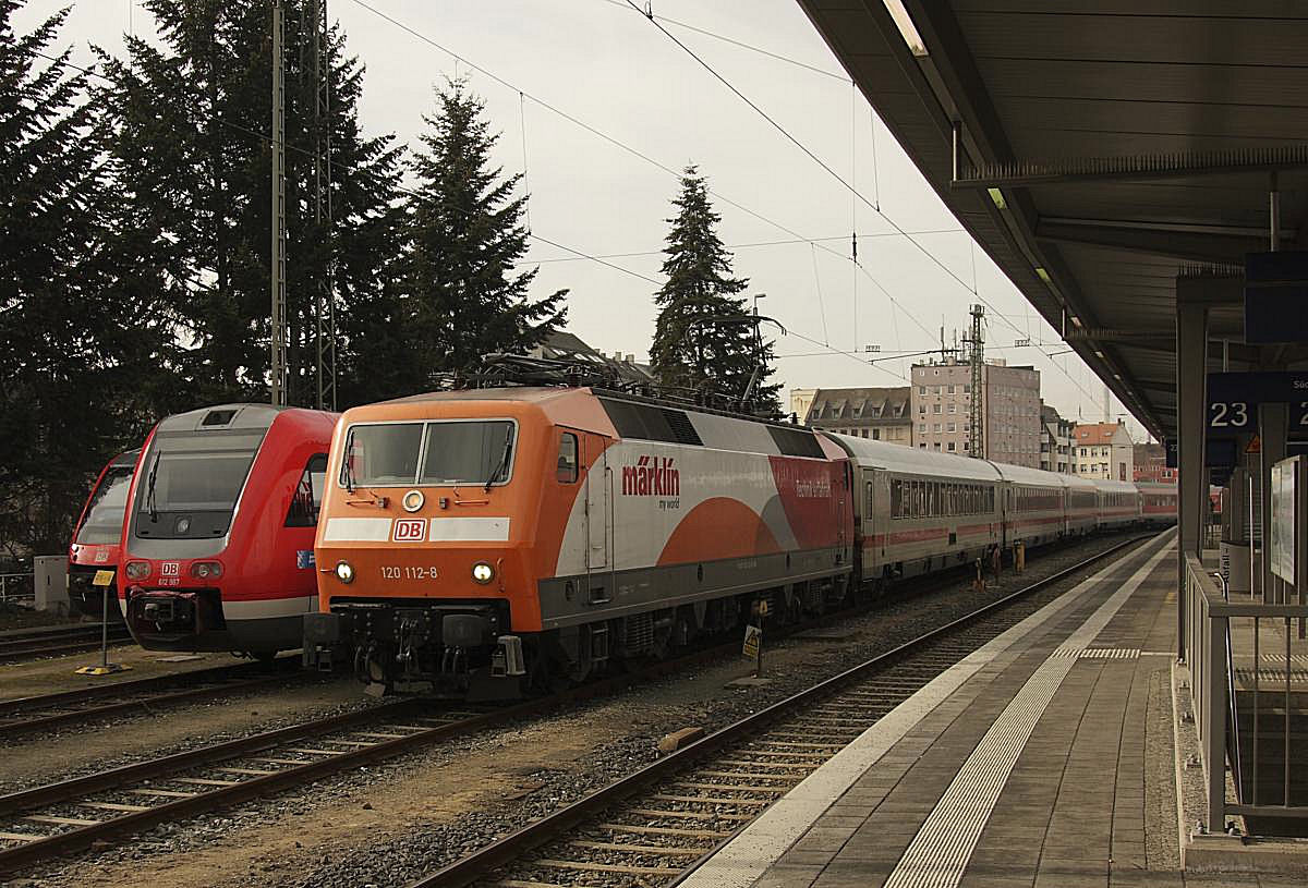 Märklin Werbelok 120112 steht stundenlang aufgebügelt mit eingeschalteten Spitzenlichtern vor einer IC Garnitur am 18.2.2014 im Hauptbahnhof Nürnberg. 