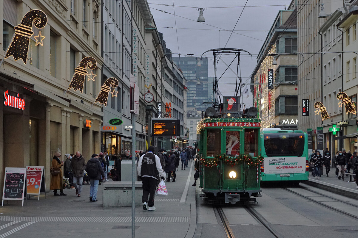 Märlitram Basel.
Auch in diesem Jahr verkehrte das Märlitram während der vorweihnächtlichen Zeit  nicht nur zur Freude der kleinen Kinder.
Mit dem Be 4/4 2/2 181 als Märlitram unterwegs am 23.  Dezember 2021.
Foto: Walter Ruetsch