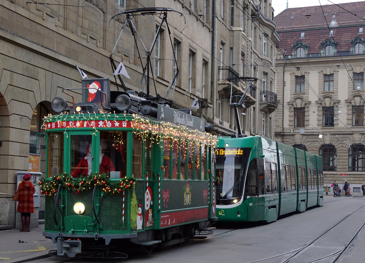 Märlitram Basel.
Auch in diesem Jahr verkehrte das Märlitram während der vorweihnächtlichen Zeit  nicht nur zur Freude der kleinen Kinder.
Mit dem Be 4/4 2/2 181 als Märlitram unterwegs am 23.  Dezember 2021.
Foto: Walter Ruetsch