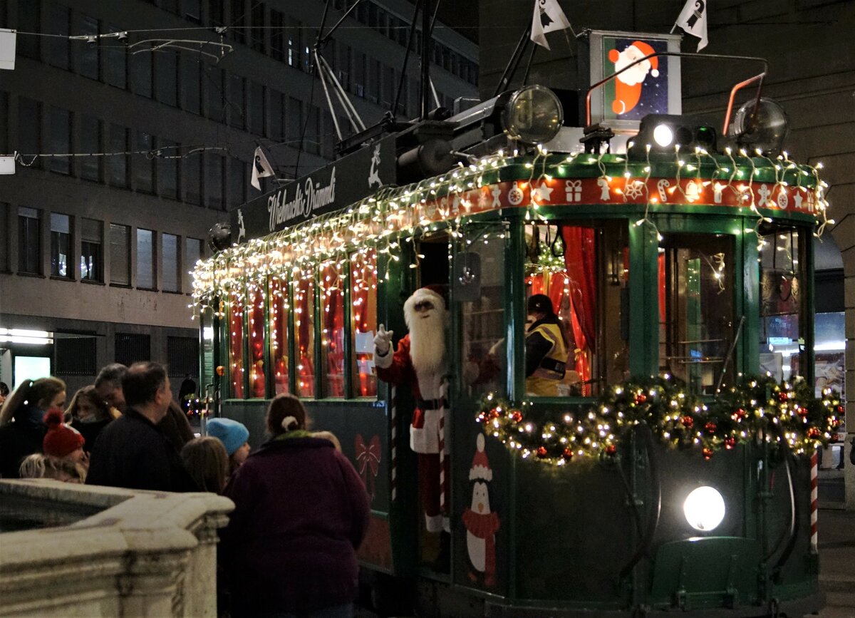 Märlitram Basel.
Auch in diesem Jahr verkehrte das Märlitram während der vorweihnächtlichen Zeit  nicht nur zur Freude der kleinen Kinder.
Mit dem Be 4/4 2/2 181 als Märlitram unterwegs am 18.  Dezember 2021.
Foto: Walter Ruetsch