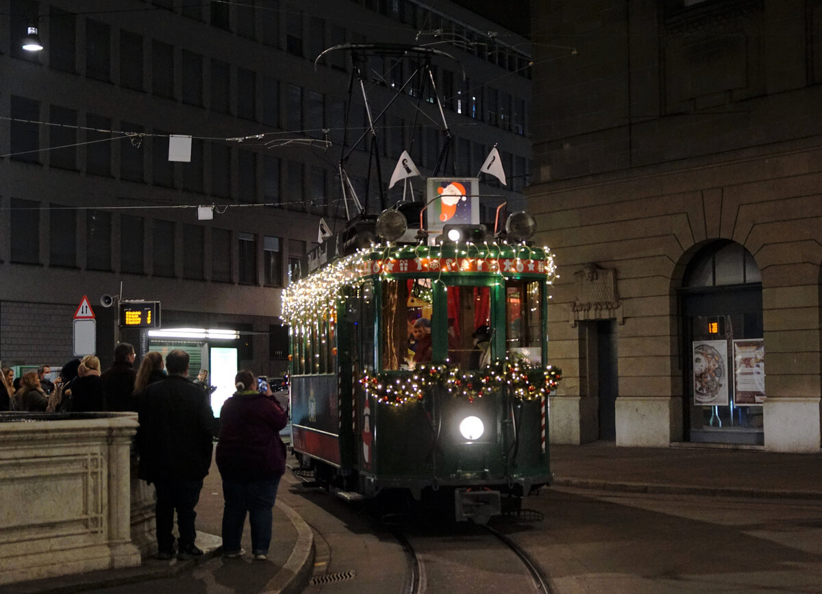 Märlitram Basel.
Auch in diesem Jahr verkehrte das Märlitram während der vorweihnächtlichen Zeit  nicht nur zur Freude der kleinen Kinder.
Mit dem Be 4/4 2/2 181 als Märlitram unterwegs am 18.  Dezember 2021.
Foto: Walter Ruetsch