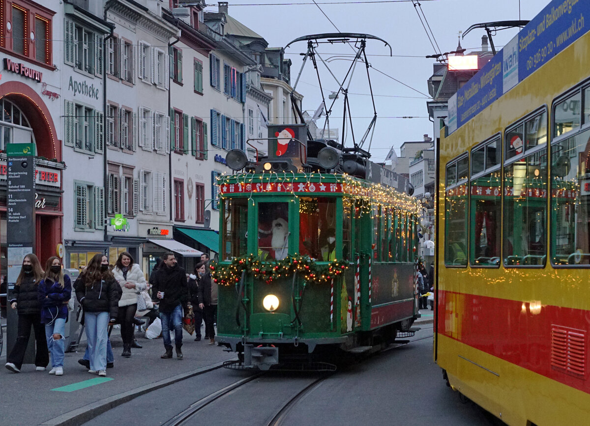 Märlitram Basel.
Auch in diesem Jahr verkehrte das Märlitram während der vorweihnächtlichen Zeit  nicht nur zur Freude der kleinen Kinder.
Mit dem Be 4/4 2/2 181 als Märlitram unterwegs am 18.  Dezember 2021.
Foto: Walter Ruetsch