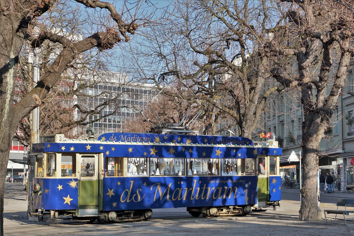 Märlitram Bern.
Auch in diesem Jahr verkehrte das Märlitram während der vorweihnächtlichen Zeit  nicht nur zur Freude der kleinen Kinder.
Mit dem Ce 4/4 145 von BERNMOBIL HISTORIQUE in Bern als Märlitram unterwegs am 18.  Dezember 2021.
Foto: Walter Ruetsch