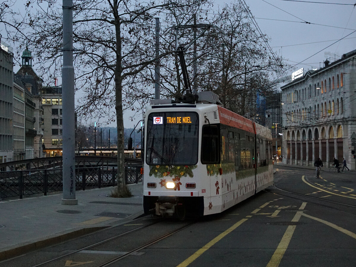 Märlitram Genf.
Auch in diesem Jahr verkehrte das Märlitram während der vorweihnächtlichen Zeit  nicht nur zur Freude der kleinen Kinder.
Mit dem TPG Düwag/ACMV/BBC Be 4/6 809 als Märlitram unterwegs am 20.  Dezember 2021.
Foto: Walter Ruetsch