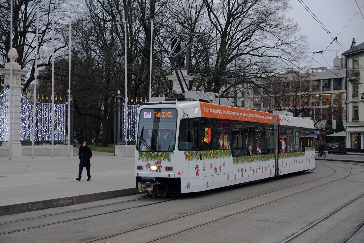 Märlitram Genf.
Auch in diesem Jahr verkehrte das Märlitram während der vorweihnächtlichen Zeit  nicht nur zur Freude der kleinen Kinder.
Mit dem TPG Düwag/ACMV/BBC Be 4/6 809 als Märlitram unterwegs am 20.  Dezember 2021.
Foto: Walter Ruetsch