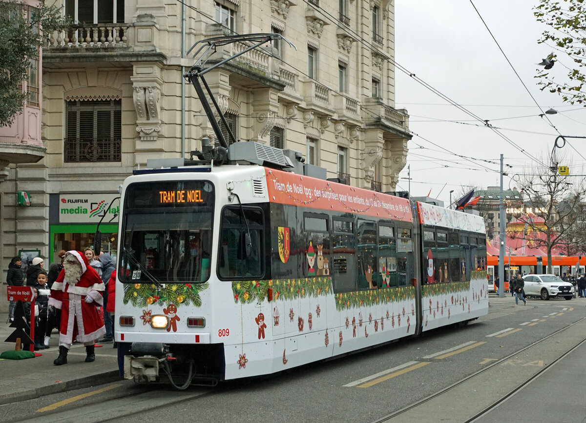 Märlitram Genf.
Auch in diesem Jahr verkehrte das Märlitram während der vorweihnächtlichen Zeit  nicht nur zur Freude der kleinen Kinder.
Mit dem TPG Düwag/ACMV/BBC Be 4/6 809 als Märlitram unterwegs am 20.  Dezember 2021.
Foto: Walter Ruetsch