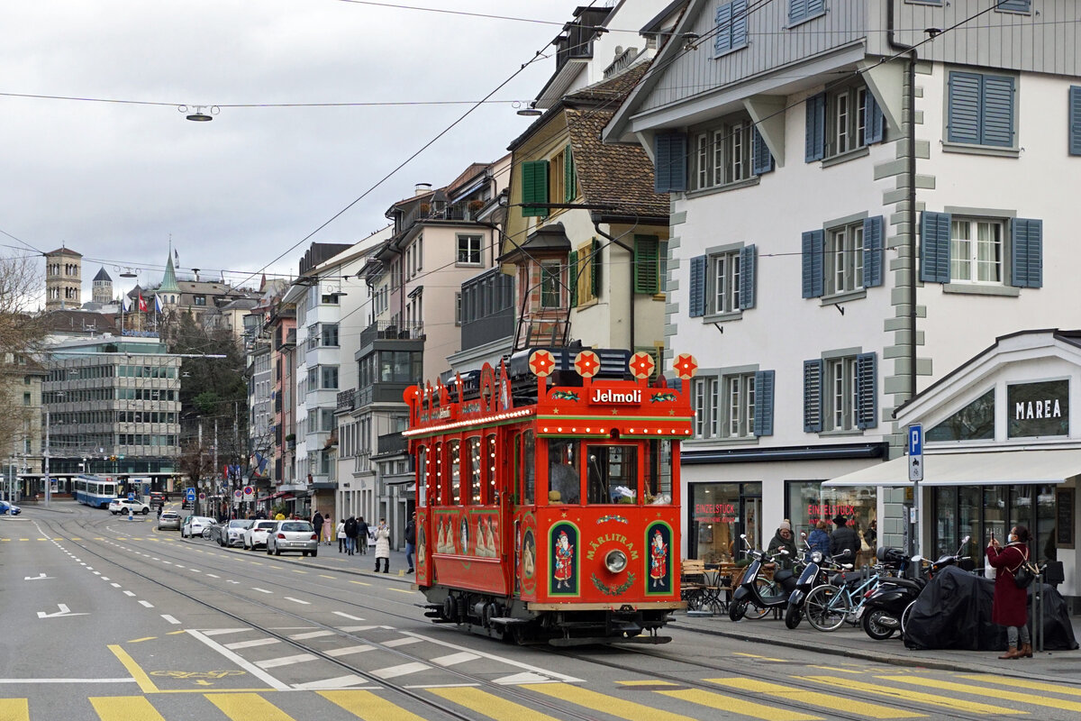 Märlitram Zürich.
Auch in diesem Jahr verkehrte das Märlitram während der vorweihnächtlichen Zeit  nicht nur zur Freude der kleinen Kinder.
Mit dem VBZ Be 2/2 1208 in Zürich als Märlitram unterwegs am 5. Dezember 2021.
Foto: Walter Ruetsch