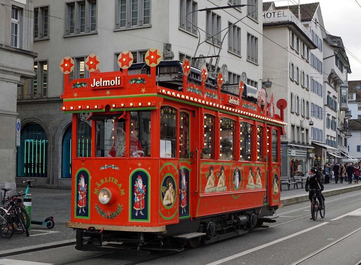 Märlitram Zürich.
Auch in diesem Jahr verkehrte das Märlitram während der vorweihnächtlichen Zeit  nicht nur zur Freude der kleinen Kinder.
Mit dem VBZ Be 2/2 1208 in Zürich als Märlitram unterwegs am 5. Dezember 2021.
Foto: Walter Ruetsch