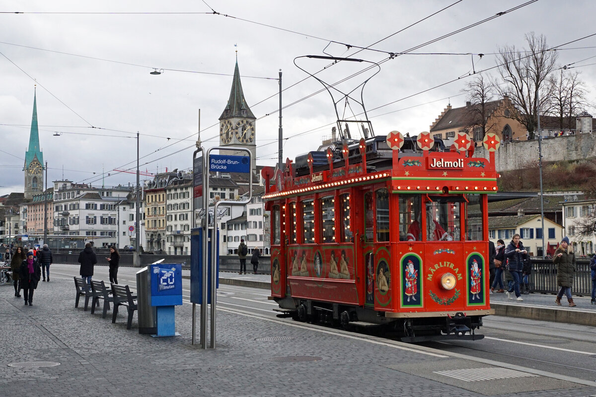 Märlitram Zürich.
Auch in diesem Jahr verkehrte das Märlitram während der vorweihnächtlichen Zeit  nicht nur zur Freude der kleinen Kinder.
Mit dem VBZ Be 2/2 1208 in Zürich als Märlitram unterwegs am 5. Dezember 2021.
Foto: Walter Ruetsch