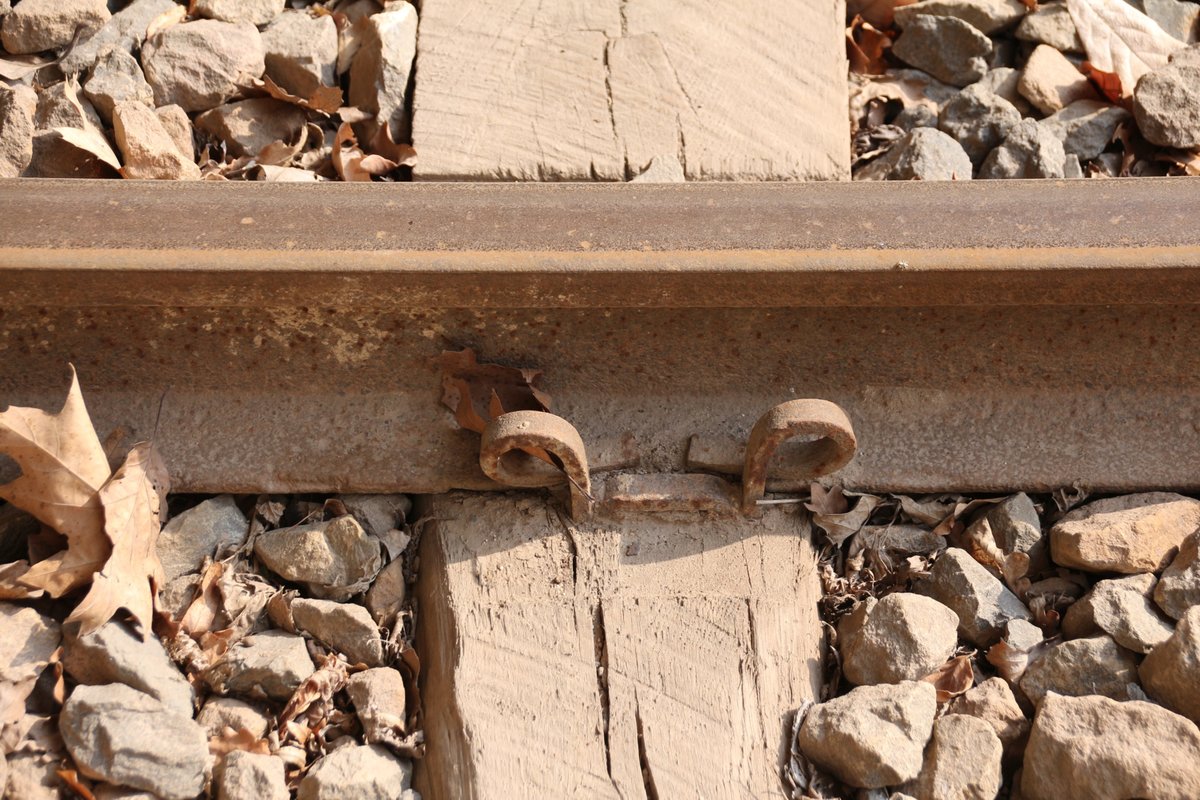 März 2017, Minden, sehr alte Schienenbefestigung der Hafenanschlussbahn nahe der Unterführung unter den Mittellandkanal