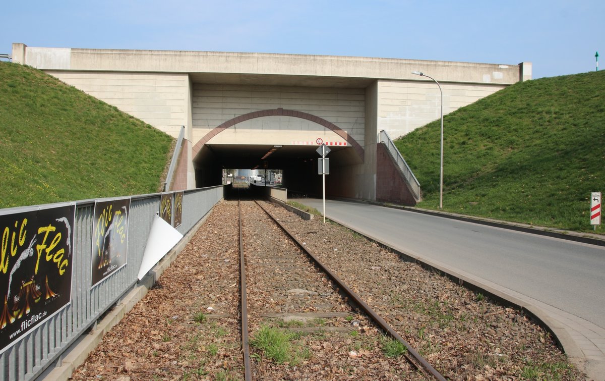März 2017, Minden, Unterführung der Hafenanschlussbahn unter den Mittellandkanal