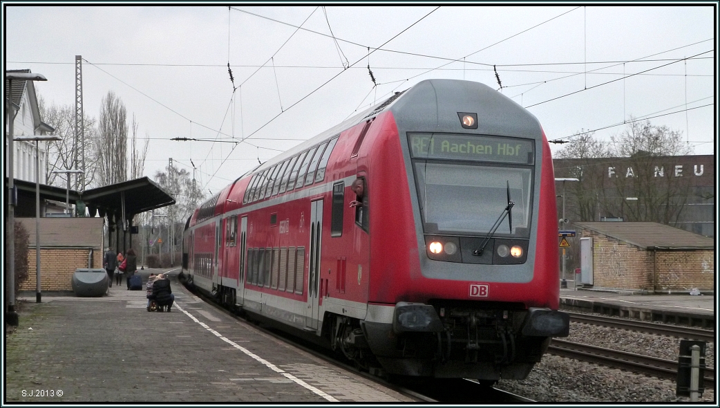 Mrzaufnahme 2013. Der RE1 (NRW Express) beim Halt am Bahnhof Eschweiler. Nchster Halt ist Stolberg.