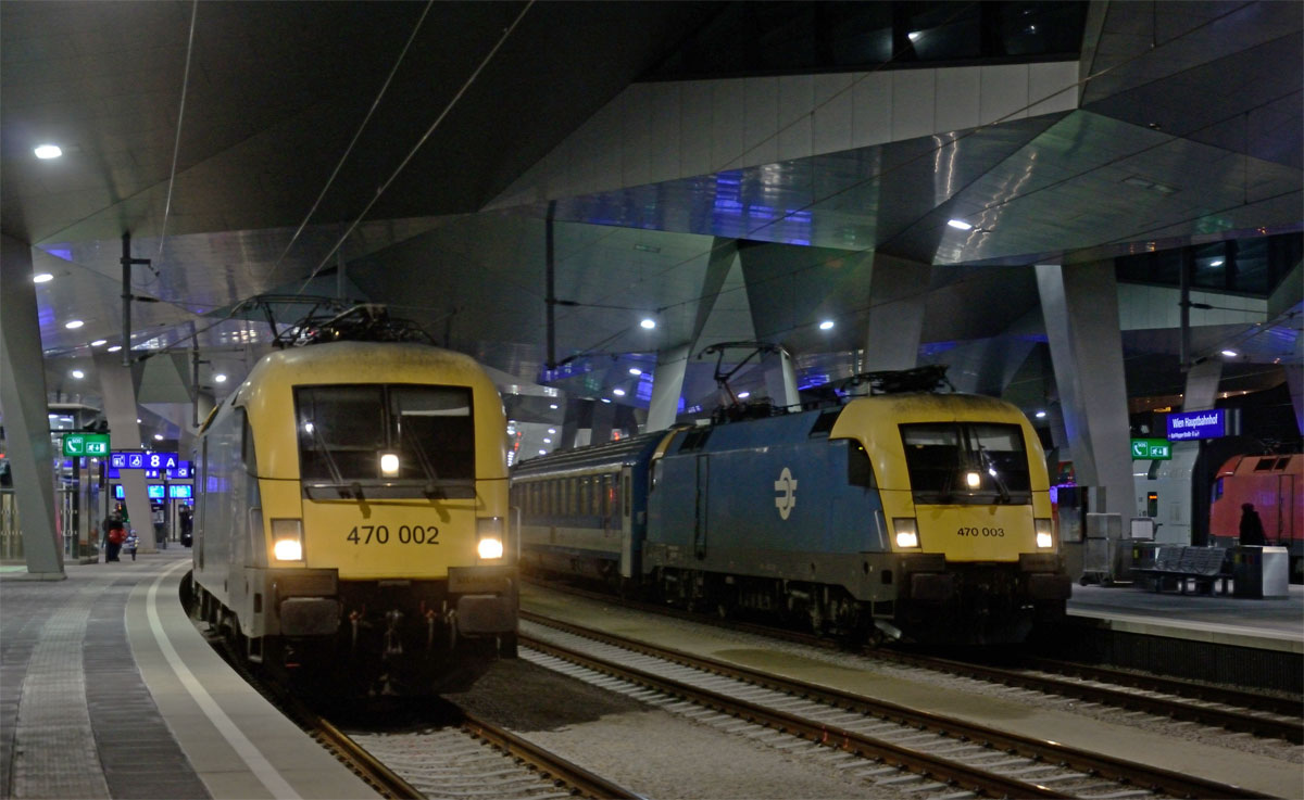 MÄV 470 002 mit EN 235 nach Roma Termini sowie neben 470 003 mit EC 344  Avala  von Beograd nach Wien Westbhf, Wien Hauptbahnhof, 17.02.2015