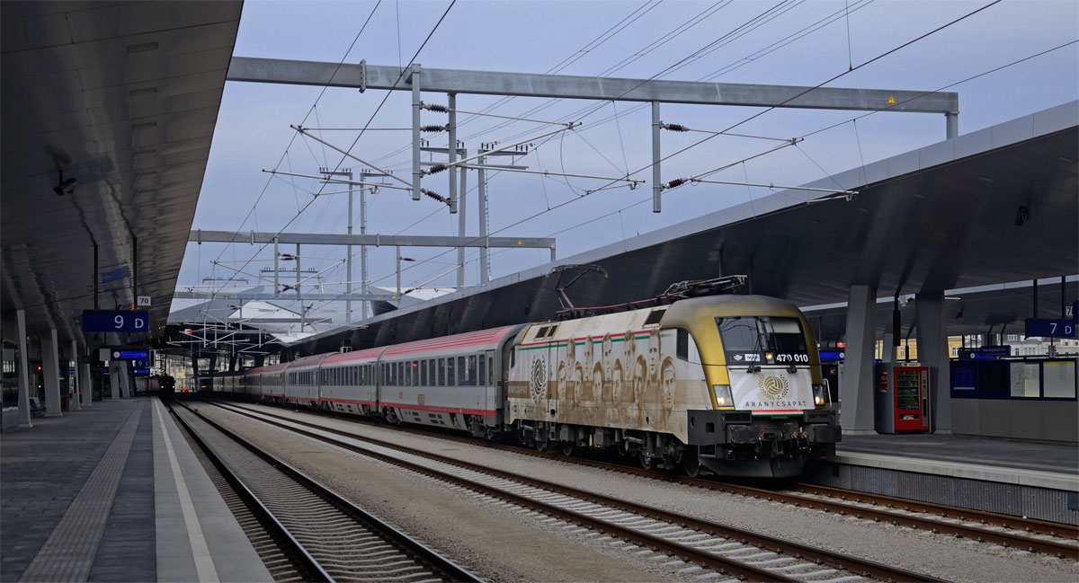 MÄV 470 010  Aranycsapat  mit EN 235 aus Roma Termini am Wiener Hauptbahnhof, 17.02.2015
