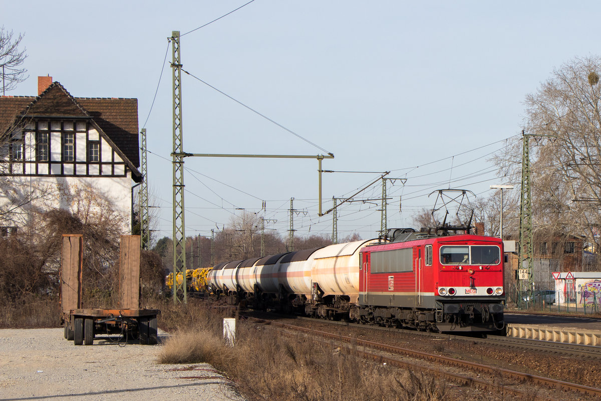 Magdeburg am 23. Februar 2019. Die MEG 155 195-1 ist mit einem Mischer unterwegs. 