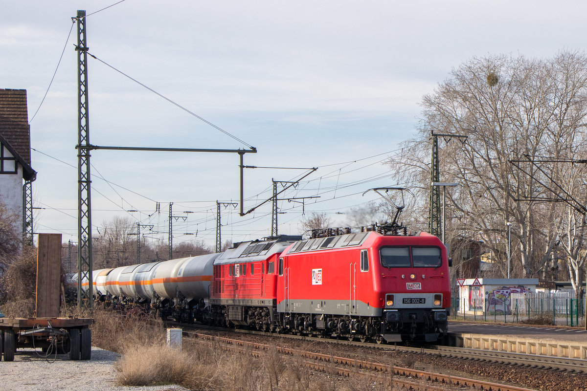 Magdeburg am 23. Februar 2019: Die MEG ist mit 156 002-8 + 232 489-5 und einem Gaskesselzug unterwegs gen Osten. 