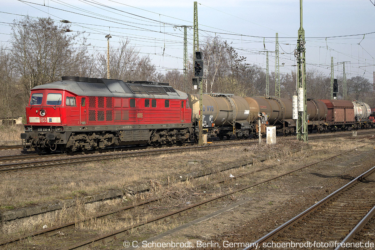 Magdeburg, DB Diesellok 233 232-8 mit gemischtem Güterzug westwärts fahrend, 14. März 2014