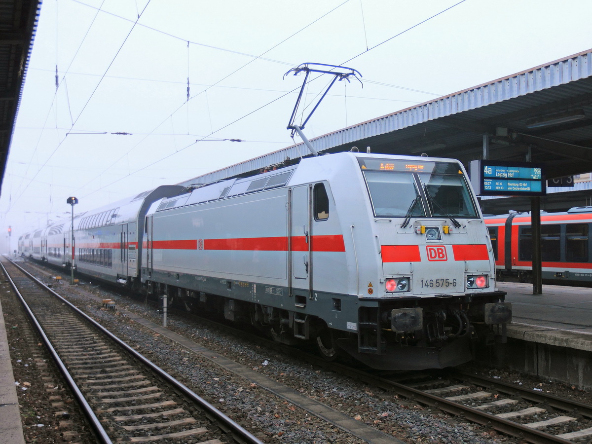 Magdeburg Hauptbahnhof, im morgendlichen Nebel steht 146 575-6 mit dem IC 2033 nach Leipzig zur Weiterfahrt am 22. Januar 2017 bereit.