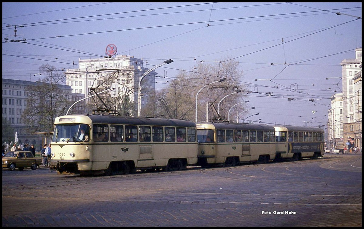 Magdeburg Karl-Marx-Straße am 2.4.1990:
Tram Wagen 1060 der Linie 4
