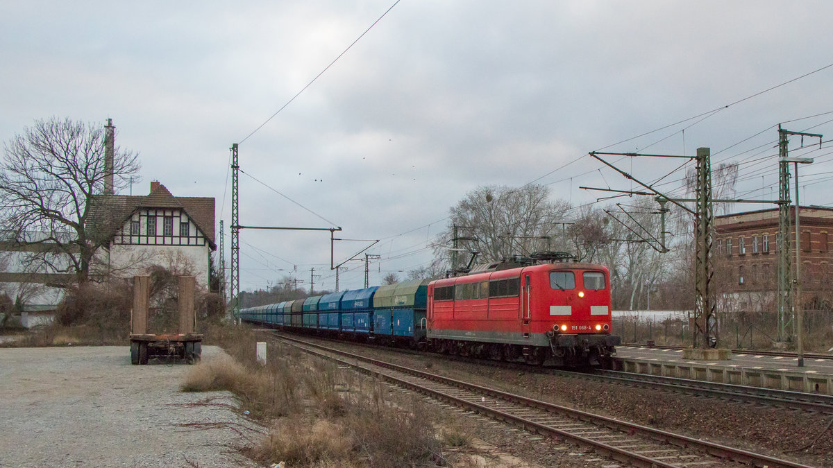 Magdeburg-Sudenburg am 1. März 2019. Bei miesem Wetter ist 151 068-4 unterwegs nach Osten. 