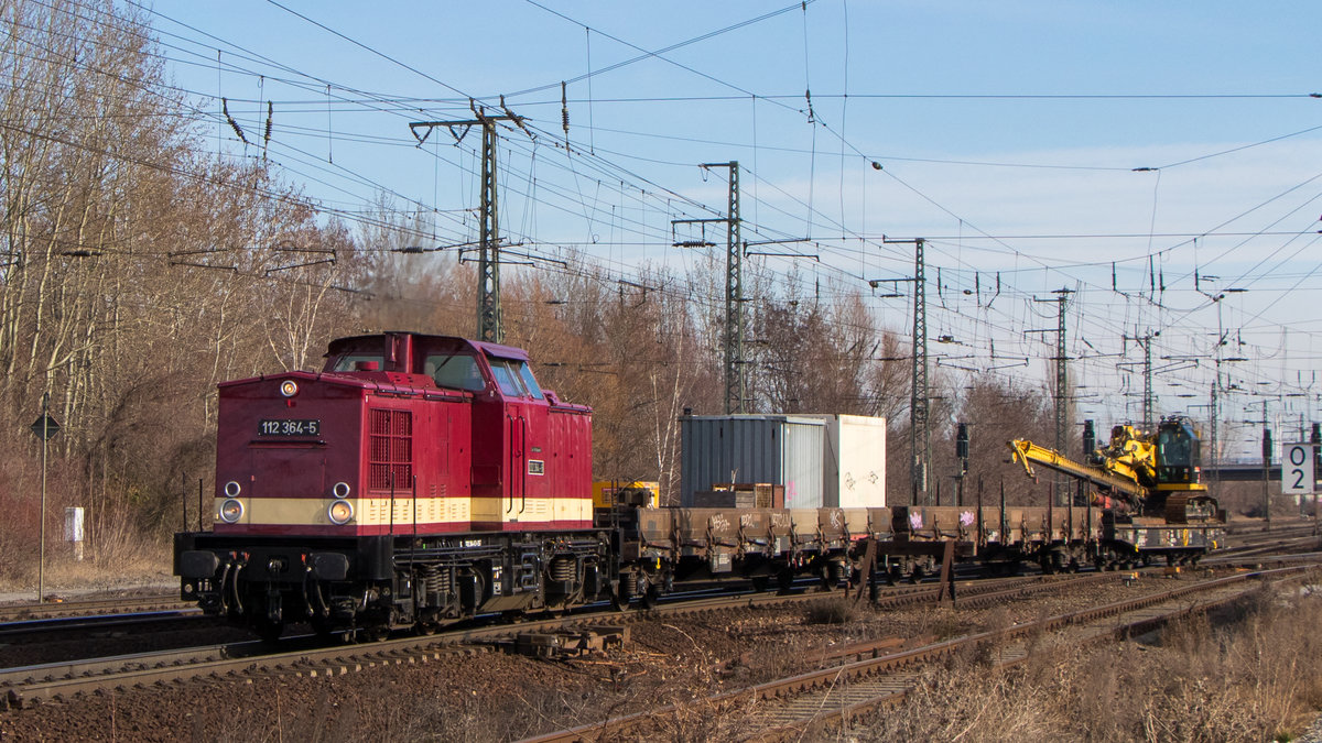 Magdeburg-Sudenburg am 23. Februar 2019: In Reichsbahnlackierung ist 112 364-5 mit einem Bauzug unterwegs. 